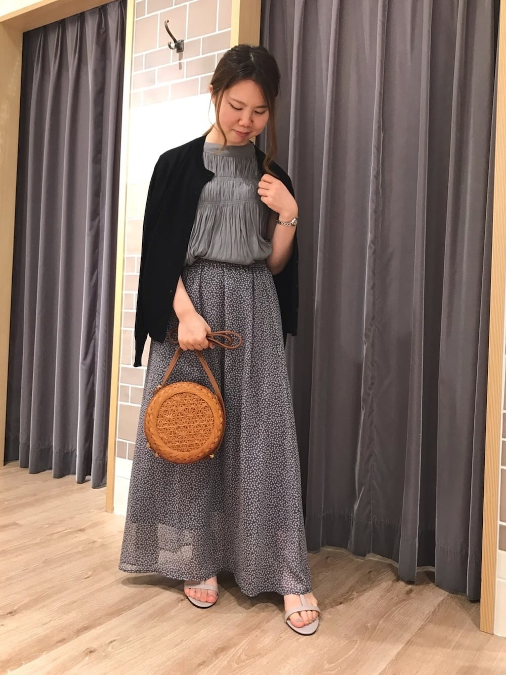 「サテン、サテンブラウス、きれいめコーディネート、小花柄、カーディガン、グレー、ワントーンコーデ、テチチ(Te chichi)、lugnoncure、初秋コーデ」｜「Lugnoncureの小花柄ギャザースカート（スカート、パープル系）」を使った、Haruさん（レディース・144cm）の夏コーディネートの1枚目の写真