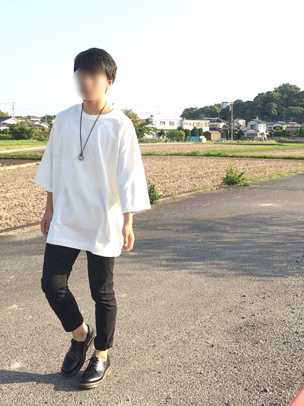 ホワイト系のTシャツ/カットソー、ブラック系のデニムパンツ、ブラック系のその他シューズを着用したメンズの夏コーディネートの1枚目の写真