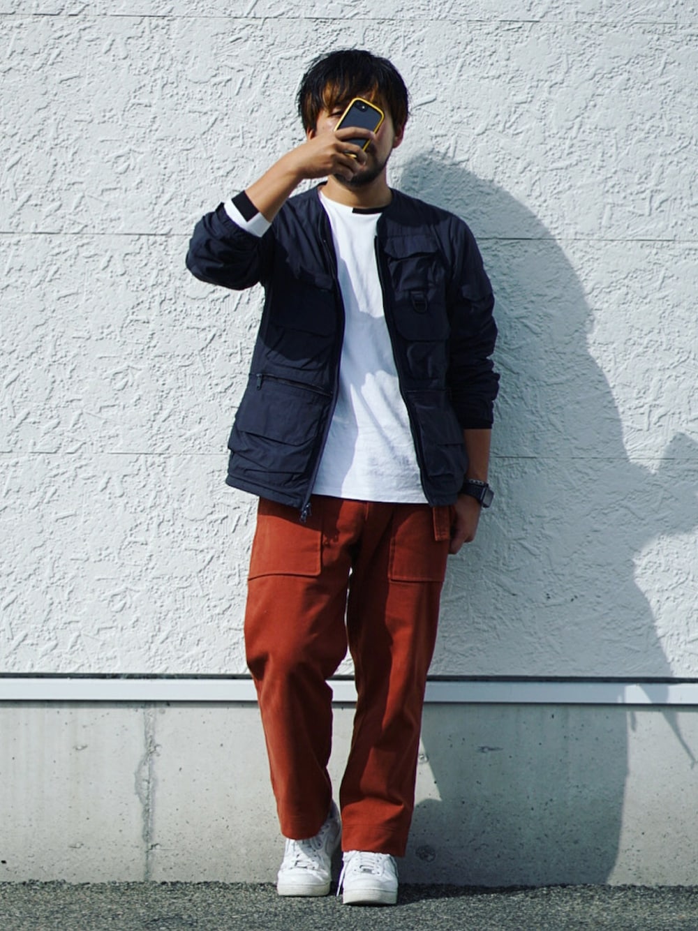 「秋コーデ、スニーカーコーデ、秋服、秋のマイ旬スタイル、アウトドアスタイル、ブルゾン、白Tシャツ、オレンジ、スニーカー、メンズコーデ」｜「NIKEのナイキ エア フォース 1 LOW 07 メンズシューズ（スニーカー、ホワイト系）」を使った、MURAさん（メンズ・171cm）の秋コーディネートの1枚目の写真