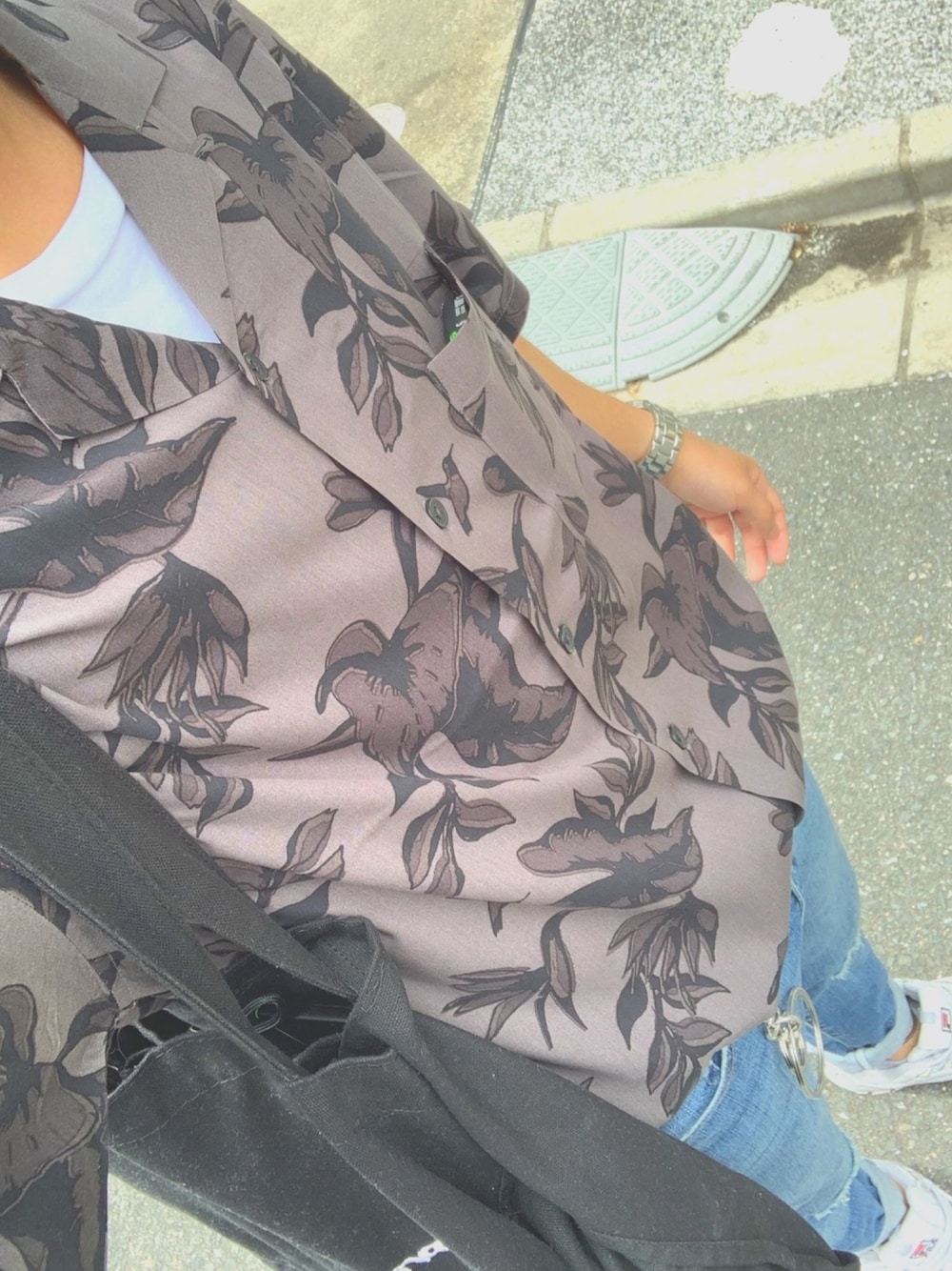 グレー系のシャツ/ブラウスを着用したメンズの夏コーディネートの1枚目の写真