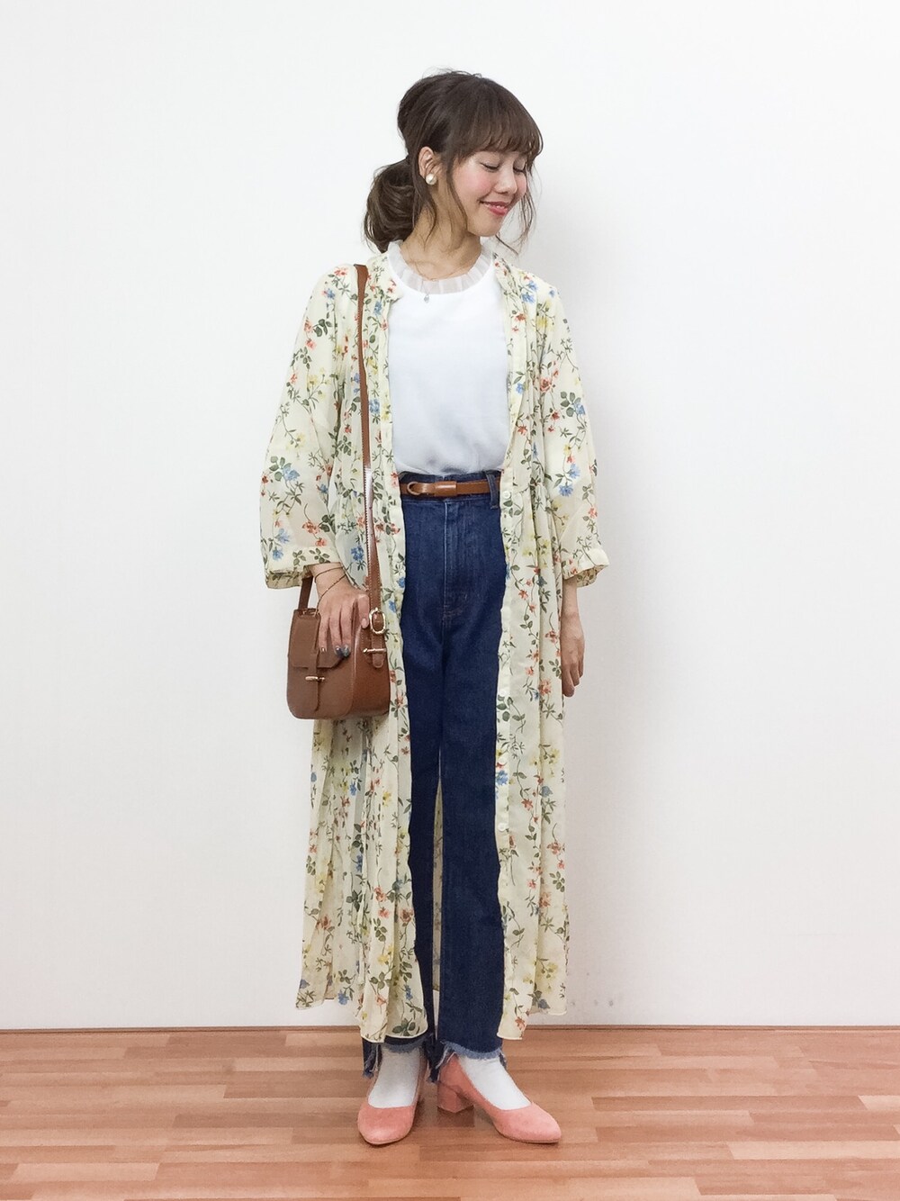 「ピンク、花柄、ガウン、花柄ワンピース、着回しコーデ、チャンキーヒール、ハイネックトップス、オトナ女子、はるコーデ、フリンジデニム」｜「KBF+のKBF+ 裾フリンジデニム（デニムパンツ、ブルー系）」を使った、内山陽菜さん（レディース・149cm）の春コーディネートの1枚目の写真