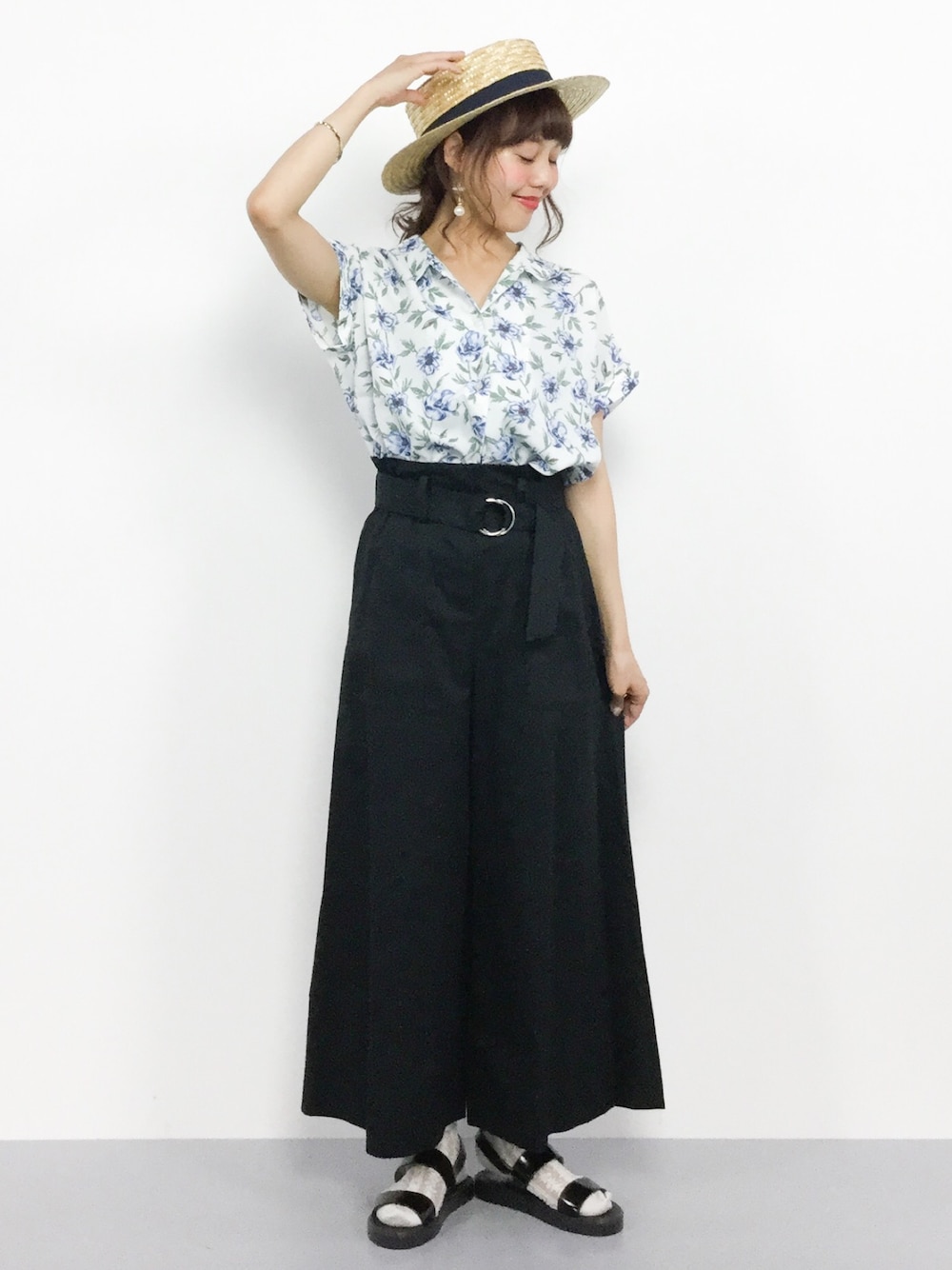 「black、夏、柄シャツ、花柄、ワイドパンツ、シャツスタイル、夏コーデ、カンカン帽、サンダルに靴下、はるコーデ」｜「RAY CASSINのエステル花柄開襟シャツ（シャツ/ブラウス、ホワイト系）」を使った、内山陽菜さん（レディース・149cm）の夏コーディネートの1枚目の写真