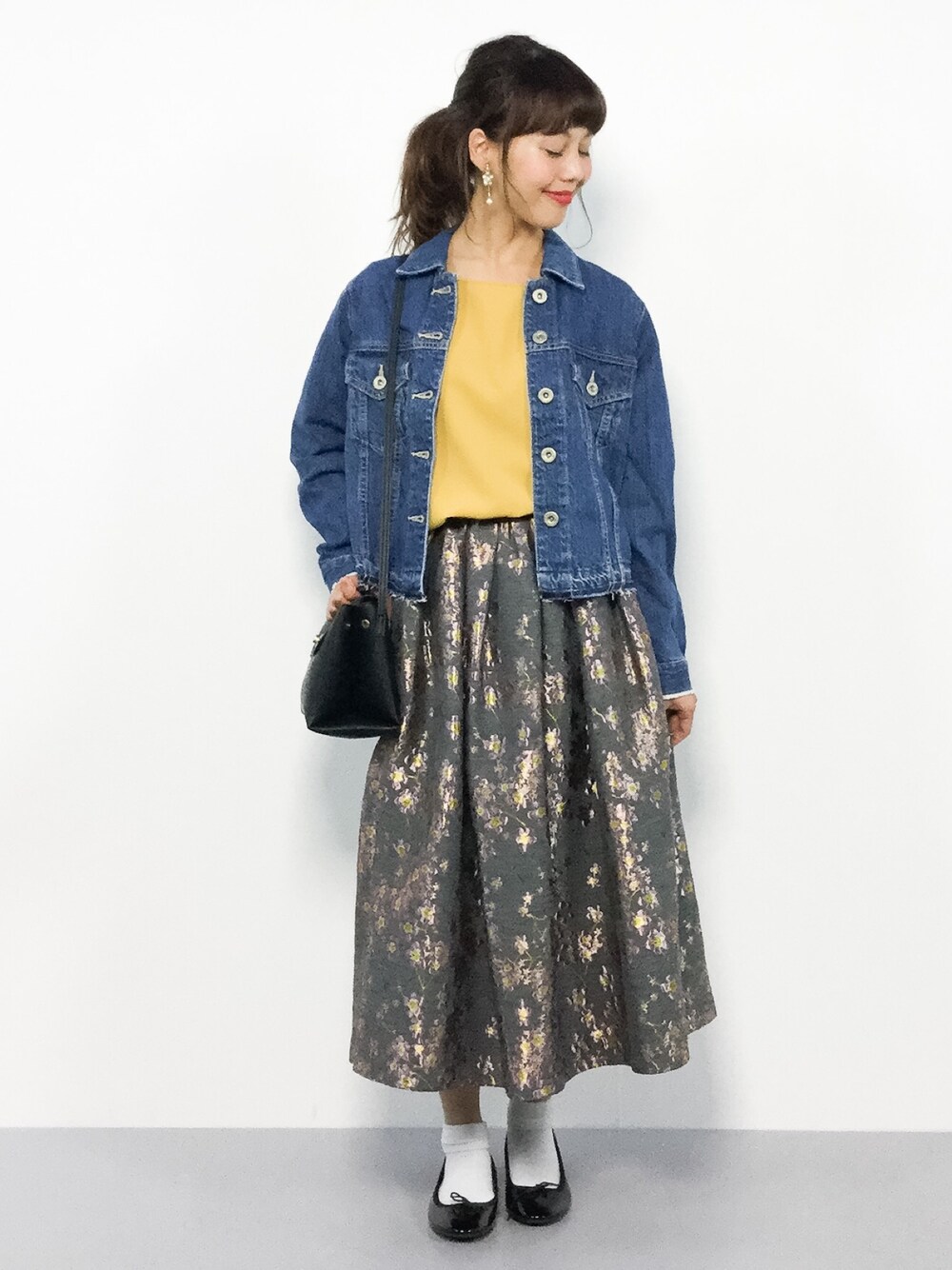 「デニムジャケット、秋のコーデ、大人カジュアル、Gジャン、バレエシューズ、秋服、花柄スカート、ミディ丈スカート、秋コーデ、はるコーデ」｜「ADAM ET ROPE'のバルーンスリーブプルオーバー（Tシャツ/カットソー、イエロー系）」を使った、内山陽菜さん（レディース・149cm）の秋コーディネートの1枚目の写真