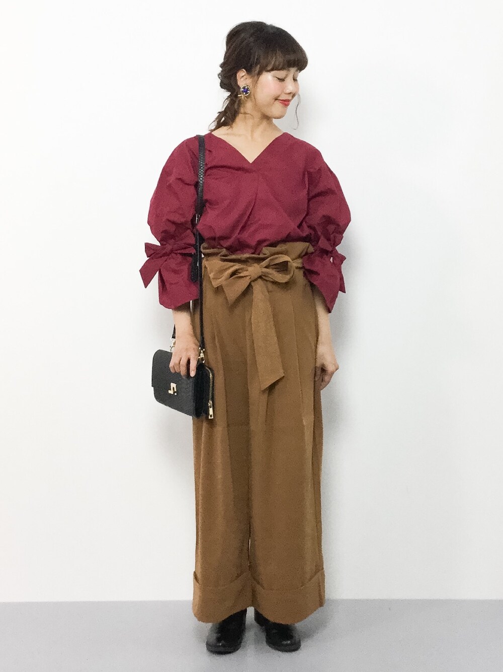 「ブラウス、秋のコーデ、赤、秋色、ワイドパンツ、ブラウン、ワインレッド、ウエストリボン、袖ボリューム、はるコーデ」｜「ROPE' PICNICの【WEB限定】ブロードワイド袖ブラウス（シャツ/ブラウス、レッド系）」を使った、内山陽菜さん（レディース・149cm）の秋コーディネートの1枚目の写真