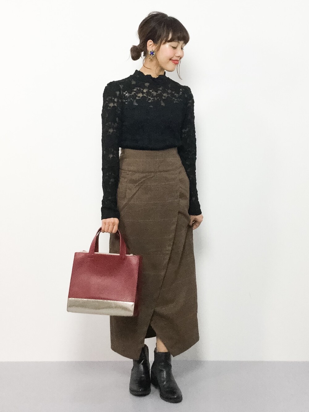 「タイトスカート、シンプル、黒、赤、ショートブーツ、ロングスカート、チェックスカート、グレンチェック、レーストップス、はるコーデ」｜「LOWRYS FARMのチェック3WAYベルト付タイトスカート 767950（スカート、ブラウン系）」を使った、内山陽菜さん（レディース・149cm）の秋コーディネートの1枚目の写真