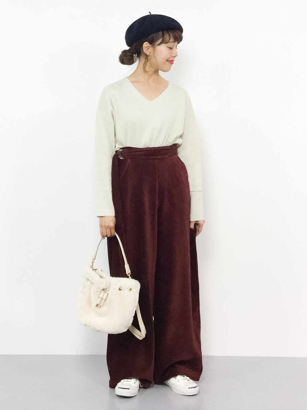 「ボルドー、赤、コーデュロイパンツ、休日スタイル、ワイドパンツ、ワインレッド、秋コーデ、ベロアパンツ、はるコーデ、ラブアンドピース2017」｜「haco!の＜スザンヌさんコラボ＞ラブ＆ピースプロジェクト　コーデュロイワイドパンツ（その他パンツ、レッド系）」を使った、内山陽菜さん（レディース・149cm）の秋コーディネートの1枚目の写真