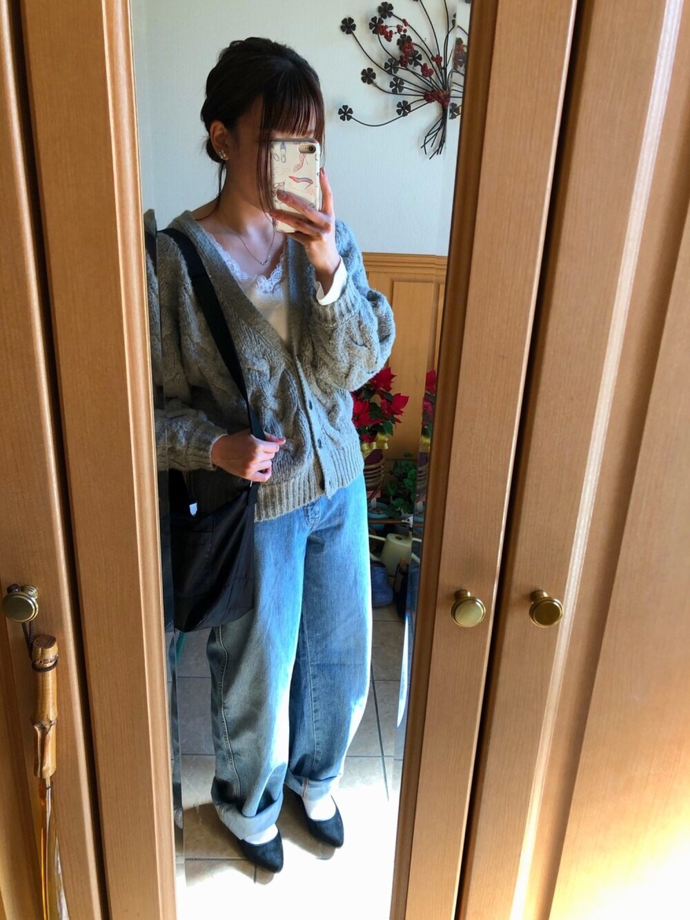 「デニム、デニムパンツ、カーディガン、グレー、レース、パンプス、春、ラクチンコーデ、パンツスタイル、ランチ」｜「LugnoncureのＶネックケーブルボリューム袖カーディガン（ニット/セーター、グレー系）」を使った、macchan☆彡.。さん（レディース・157cm）の春コーディネートの1枚目の写真