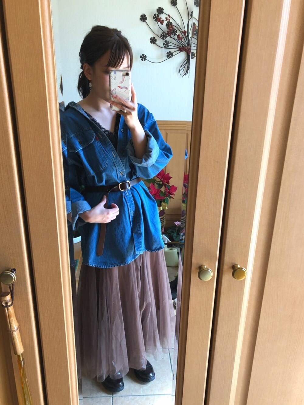 「デニム、レース、チュールスカート、ブラウン、ジャケット、ベルト、春コーデ、シンプル、オトナカジュアル、リラックススタイル」｜「大須の古着屋さんのアイテム（デニムジャケット、ブルー系）」を使った、macchan☆彡.。さん（レディース・157cm）の春コーディネートの1枚目の写真