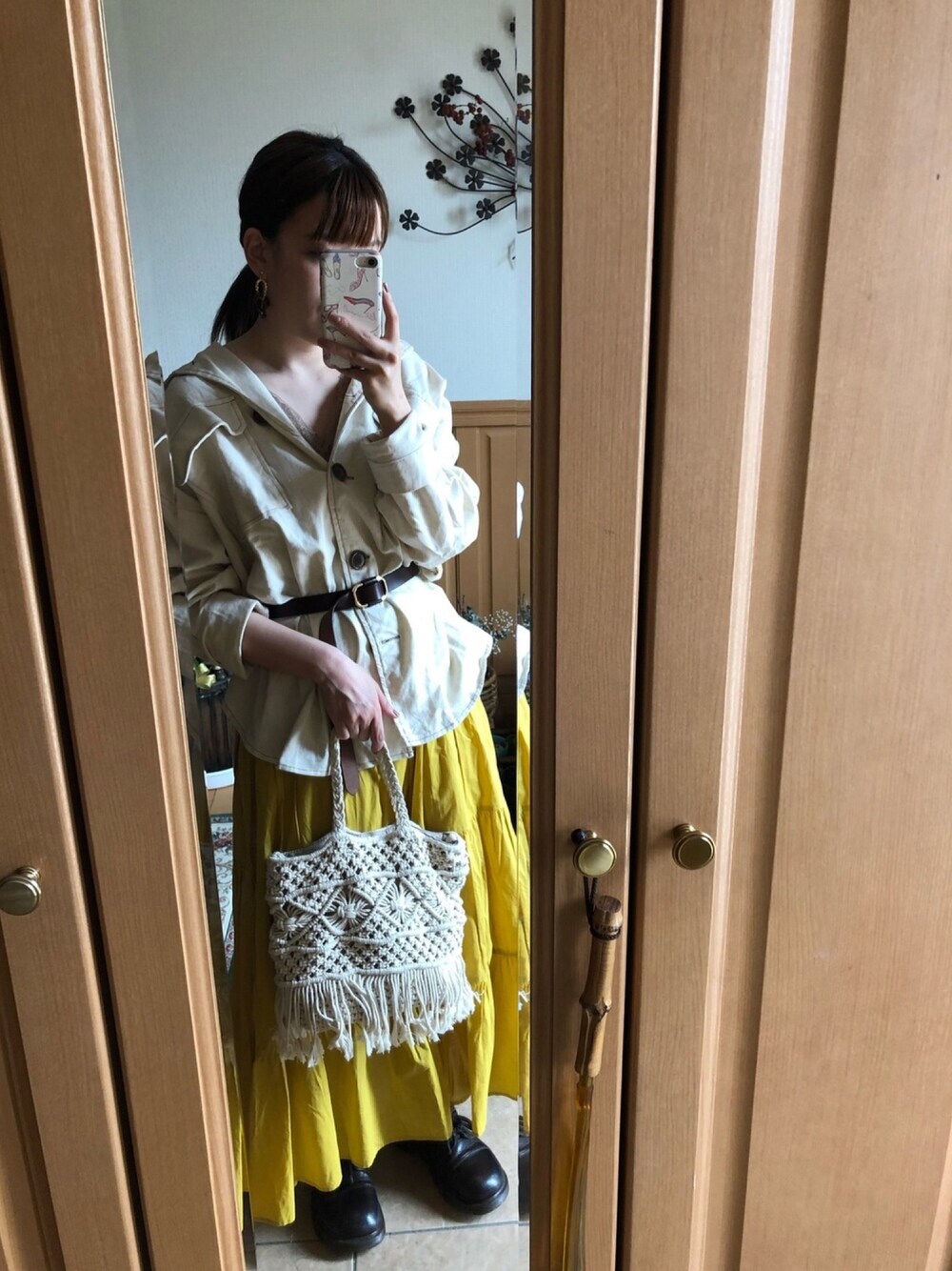 「休日スタイル、プチプラコーデ、イエロー、スカート、レース、ドクターマーチン、母の日、オトナカジュアル、GU、春夏コーデ」｜「apres jourのBIGシャツジャケット【ZOZOTOWN限定アイテム】（その他アウター、ホワイト系）」を使った、macchan☆彡.。さん（レディース・157cm）の夏コーディネートの1枚目の写真