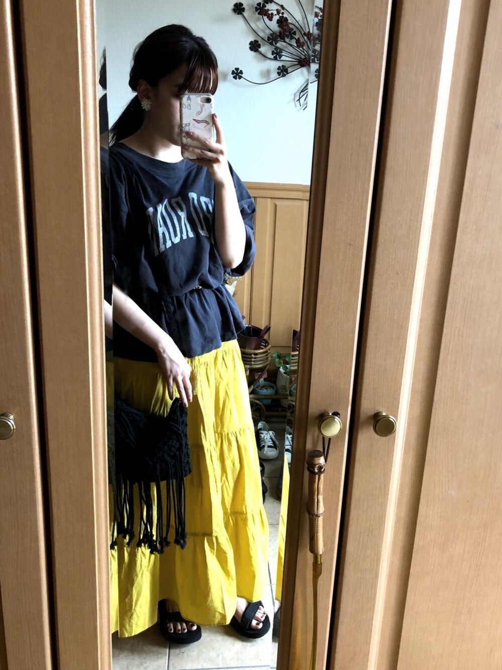 「オトナカジュアル、シンプル、イエロー、ラクチンコーデ、ベルト、プチプラ、GU、ローリーズファーム(LOWRYS FARM)、サンダル、ロゴT」｜「LOWRYS FARMのカレッジＢＩＧロゴＴシャツ　802182（Tシャツ/カットソー、グレー系）」を使った、macchan☆彡.。さん（レディース・157cm）の夏コーディネートの1枚目の写真