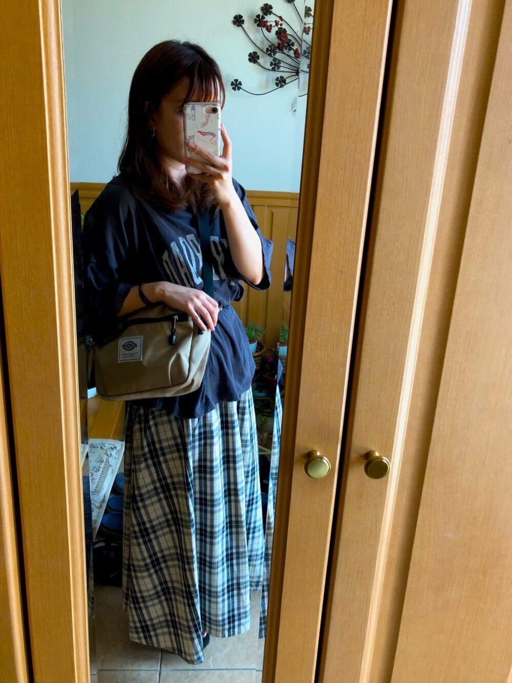 「ローリーズファーム(LOWRYS FARM)、チェック、スカート、Tシャツ、ベルト、ベージュ、サンダル、休日スタイル、メルロー」｜「LOWRYS FARMのカレッジＢＩＧロゴＴシャツ　802182（Tシャツ/カットソー、グレー系）」を使った、macchan☆彡.。さん（レディース・157cm）の夏コーディネートの1枚目の写真