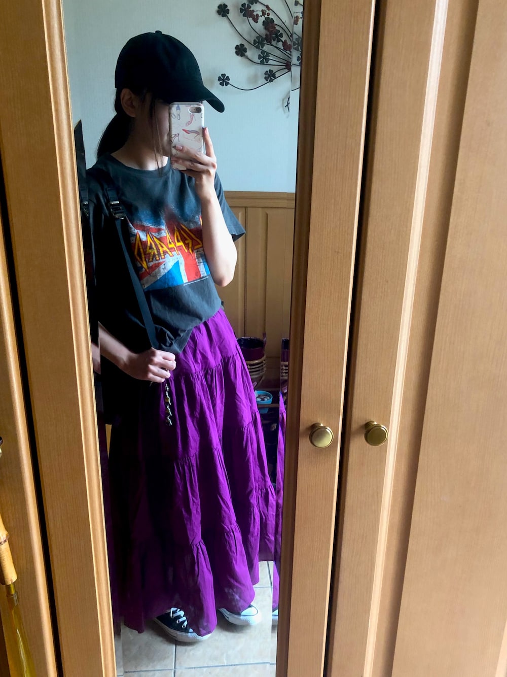 「プチプラ、プチプラコーデ、Tシャツ、スニーカーコーデ、キャップ、パープル、スカート、ラフ、リュック、GU」｜「GEOGRAPHYのアイテム（Tシャツ/カットソー、グレー系）」を使った、macchan☆彡.。さん（レディース・157cm）の秋コーディネートの1枚目の写真
