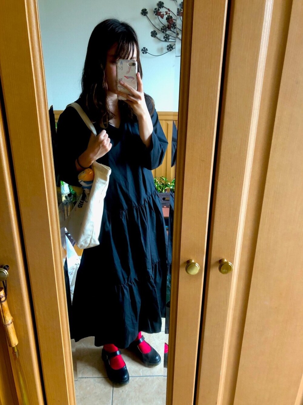 「黒、ワンピース、melrot、休日スタイル、プチプラ、ゆるコーデ、ラフ、シンプル、靴下遊び」｜「MERLOTの２WAYギャザーフレアワンピース1755（ワンピース、ブラック系）」を使った、macchan☆彡.。さん（レディース・157cm）の秋コーディネートの1枚目の写真