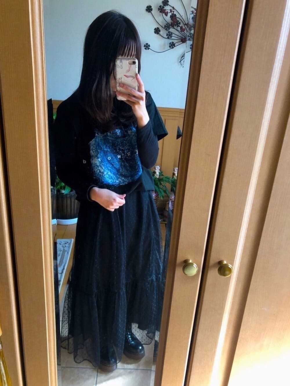 「ライブ、ライブTシャツ、スカート、黒、ドット、ブーツ、ブラック、ラフ」｜「MERLOTのドットチュールスカート1362（スカート、ブラック系）」を使った、macchan☆彡.。さん（レディース・157cm）の冬コーディネートの1枚目の写真
