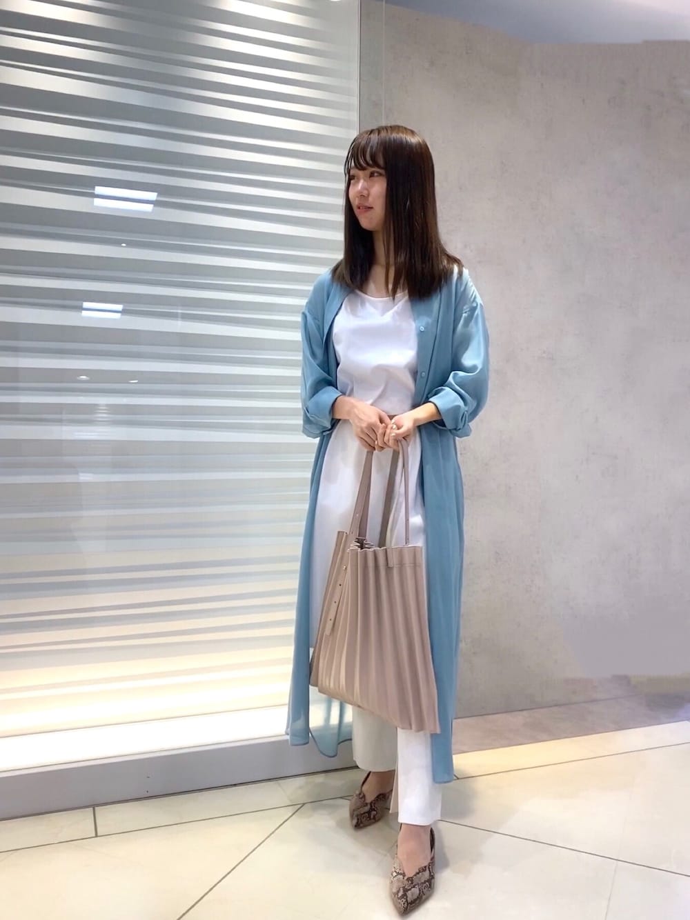 「大人カジュアル、パンツスタイル、ワンピース、シアーシャツワンピース、レイヤードスタイル、クロスベルト、夏コーデ、春夏コーデ」｜「CAST:のプリーツバッグ（トートバッグ、ベージュ系）」を使った、arikaさん（レディース・159cm）の春コーディネートの1枚目の写真