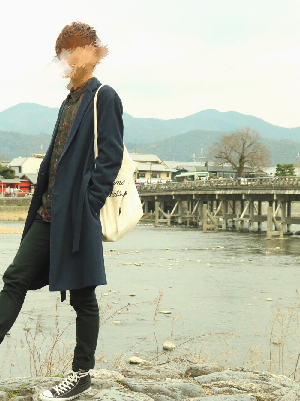 「スキニー、黒パンツ、abahouse、converse、京都、嵐山、渡月橋」｜「ABAHOUSEのウールワッシャーベルテッドコート（チェスターコート、ブルー系）」を使った、ATさん（メンズ・178cm）の春コーディネートの1枚目の写真