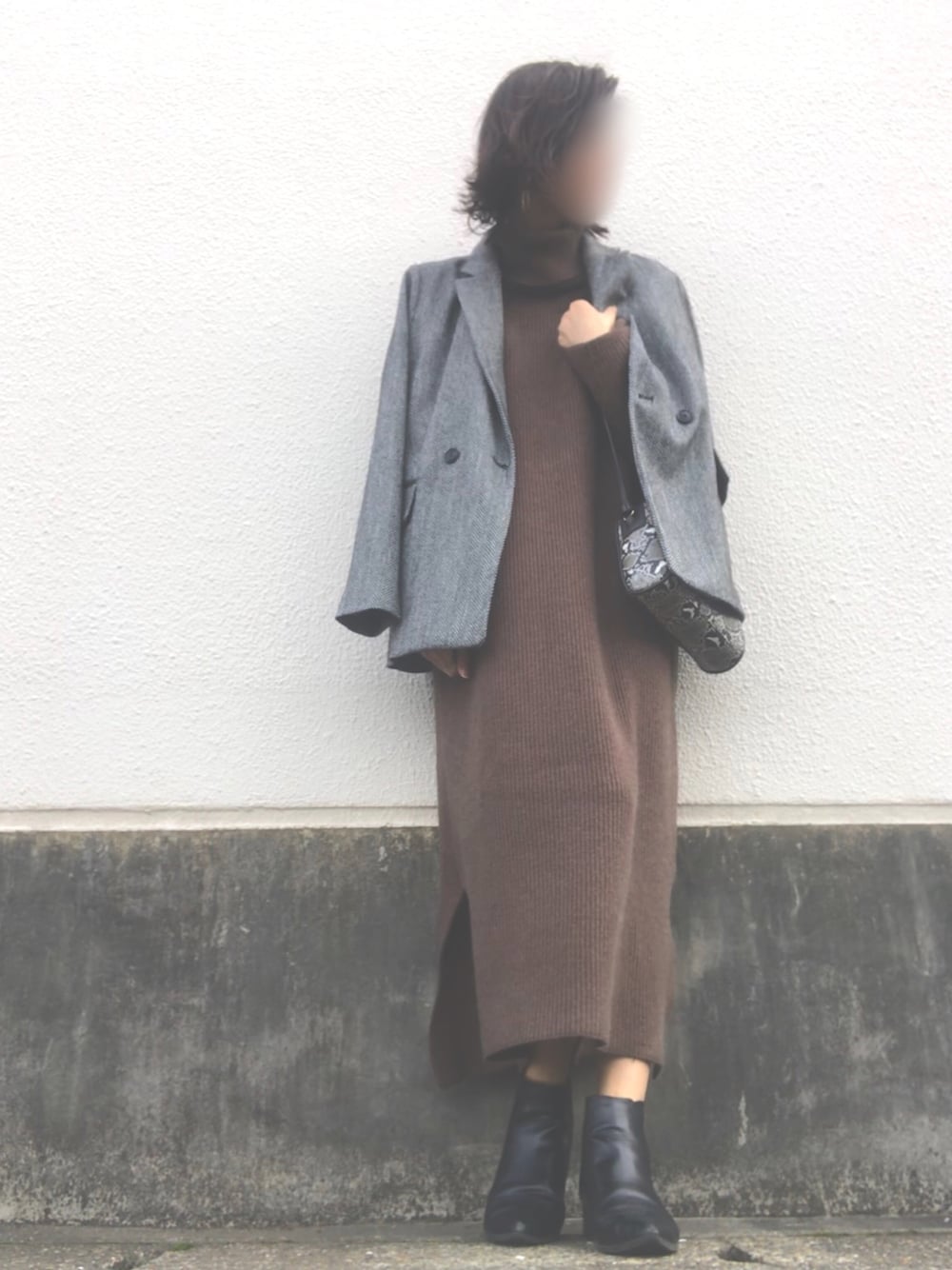 「coca、ニットワンピース、ブラウンコーデ、ジャケット、H&M、サイドゴアブーツ、大人コーデ、秋コーデ、プチプラコーデ」｜「H&Mのアイテム（ジャケット/アウター、グレー系）」を使った、A.koさん（レディース・166cm）の秋コーディネートの1枚目の写真