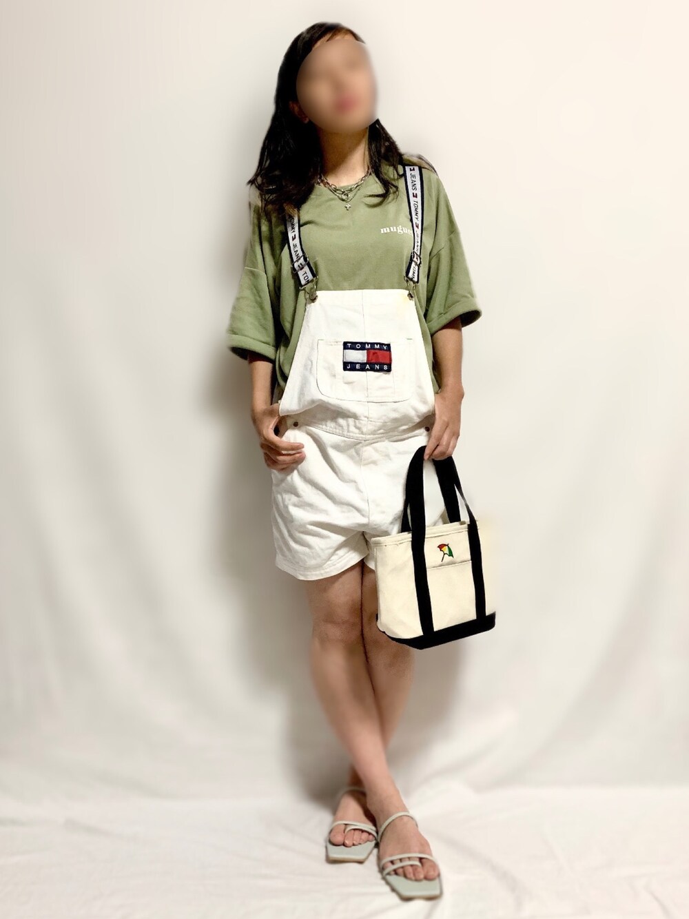 「サンダル、サロペット、サロペットコーデ、Tシャツ、カジュアル、夏コーデ」｜「TOMMY HILFIGERのアイテム（オールインワン・サロペット、ホワイト系）」を使った、🌷𝒚𝒖𝒖𝒓𝒊.🌷さん（レディース・150cm）の夏コーディネートの1枚目の写真