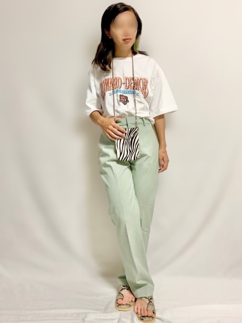 ホワイト系のTシャツ/カットソー、ベージュ系のショルダーバッグ、グリーン系のその他パンツを着用したレディースの夏コーディネートの1枚目の写真