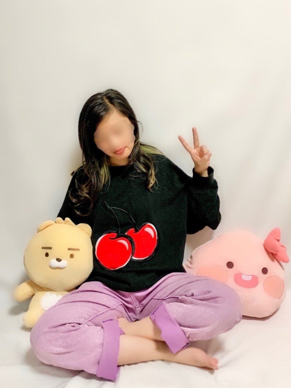 ブラック系のスウェット、パープル系のデニムパンツを着用したレディースの秋コーディネートの1枚目の写真
