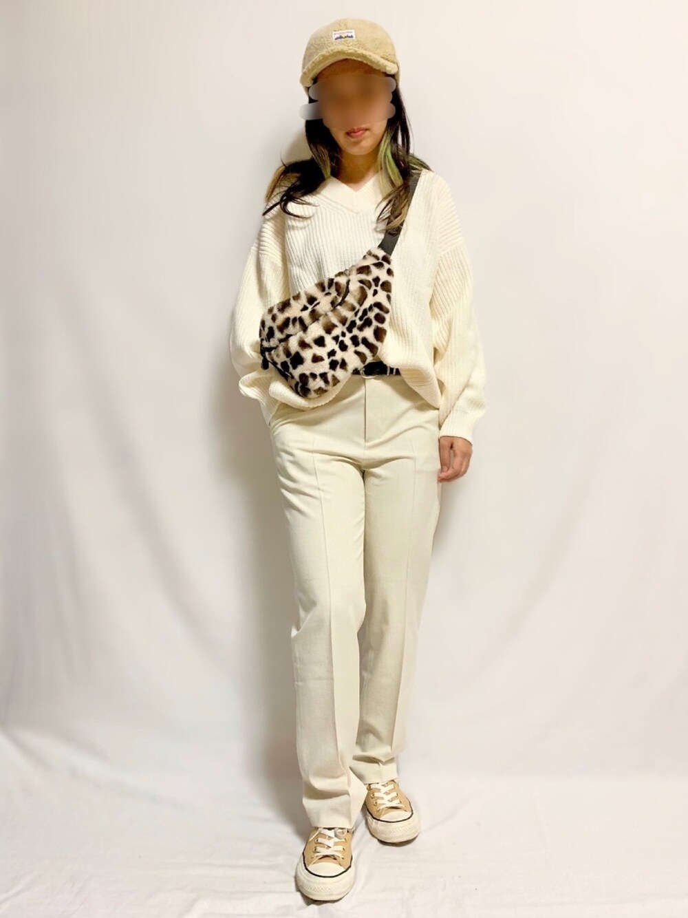 ホワイト系のニット/セーター、ホワイト系のパンツ、その他のボディバッグ/ウエストポーチを着用したレディースの秋コーディネートの1枚目の写真