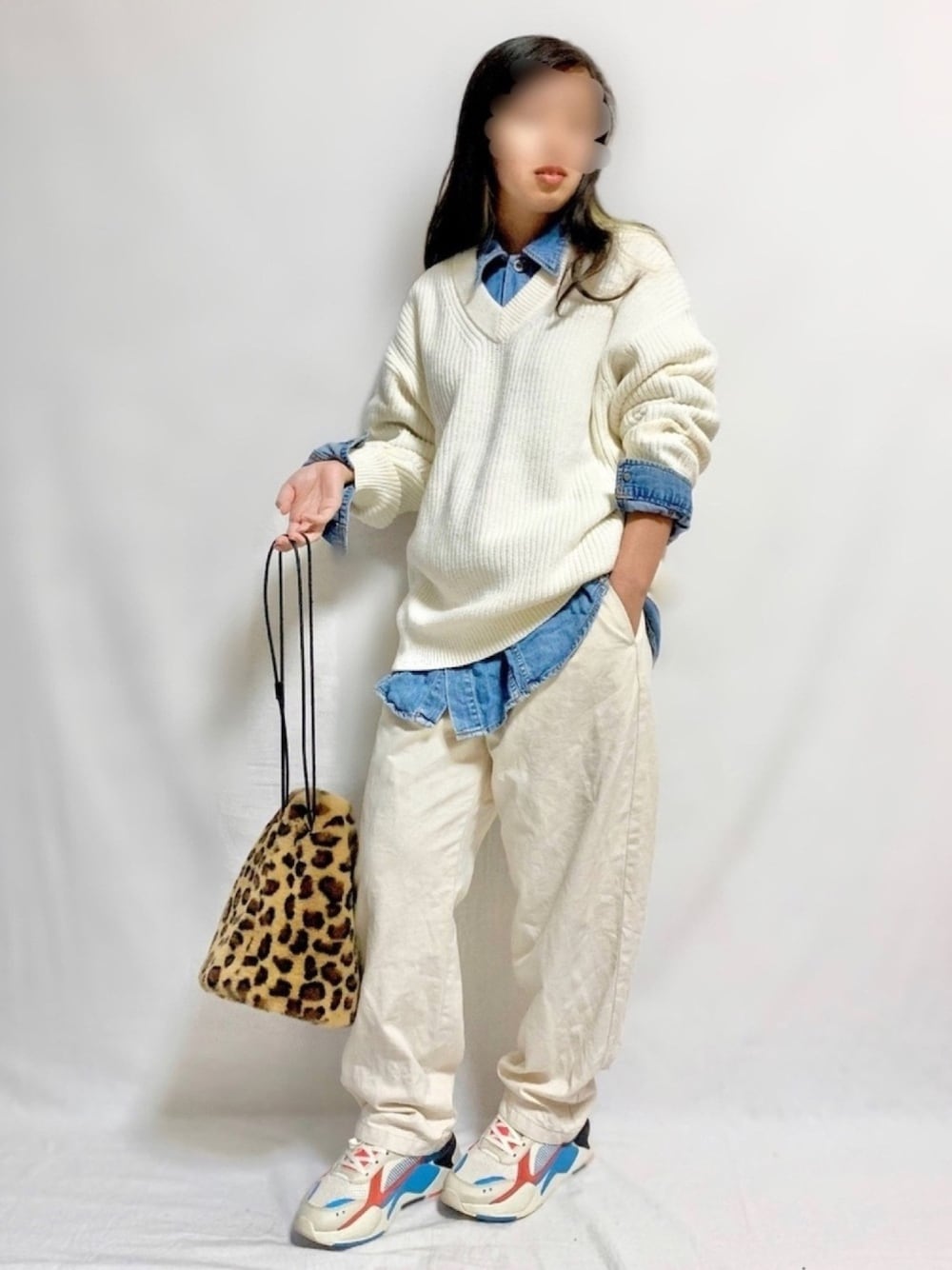 ホワイト系のニット/セーター、ブルー系のシャツ/ブラウス、ホワイト系のパンツを着用したレディースの秋コーディネートの1枚目の写真