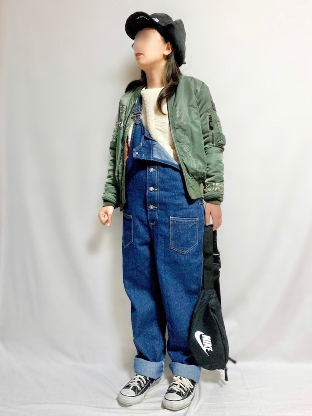 「フライトキャップ、フライトジャケット、ブルゾン、MA-1、オーバーオール、サロペット、コンバース、フリース、スニーカーコーデ」｜「THE NORTH FACEのTHE NORTH FACE/ザ ノース フェイス Expedition Cap/エクスペディションキャップ/NN41917（キャップ、ブラック系）」を使った、🌷𝒚𝒖𝒖𝒓𝒊.🌷さん（レディース・150cm）の秋コーディネートの1枚目の写真