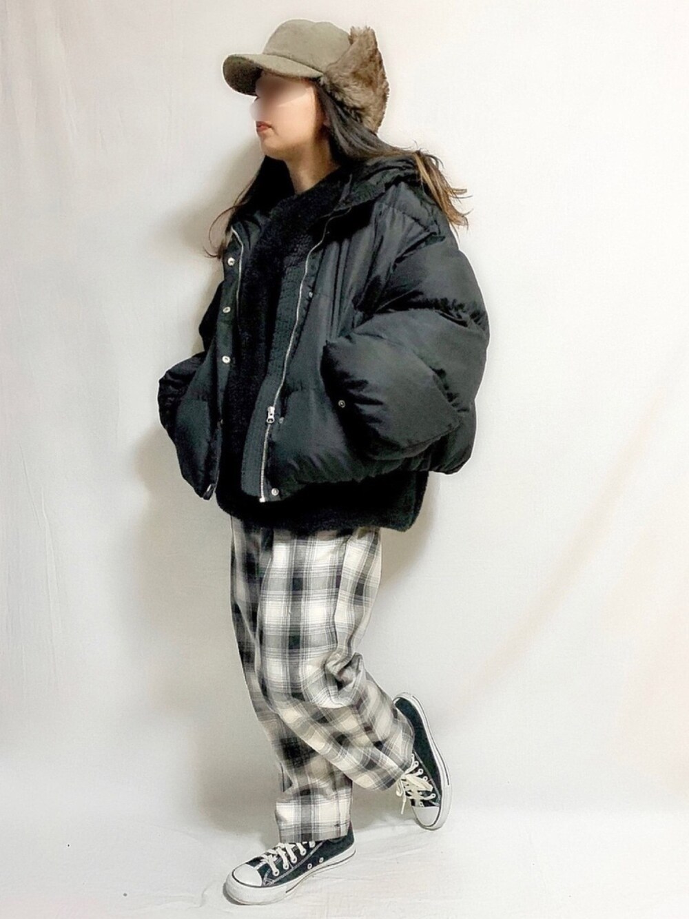 ブラック系のブルゾン、ブラック系のTシャツ/カットソー、その他のパンツを着用したレディースの冬コーディネートの1枚目の写真