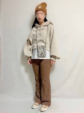 ニットキャップ ビーニー ブラウン系 を使った フレアパンツ のレディース人気ファッションコーディネート Wear