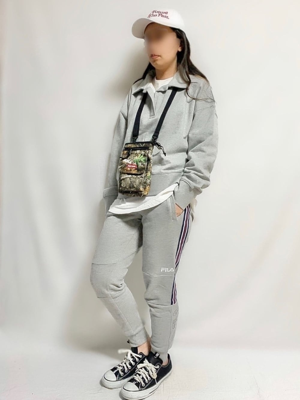 グレー系のTシャツ/カットソー、その他のバッグ、グレー系のスウェットパンツを着用したレディースの春コーディネートの1枚目の写真