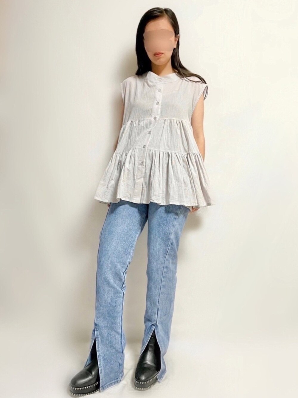 グレー系のシャツ/ブラウス、ブラック系のブーツ、ブルー系のデニムパンツを着用したレディースの春コーディネートの1枚目の写真