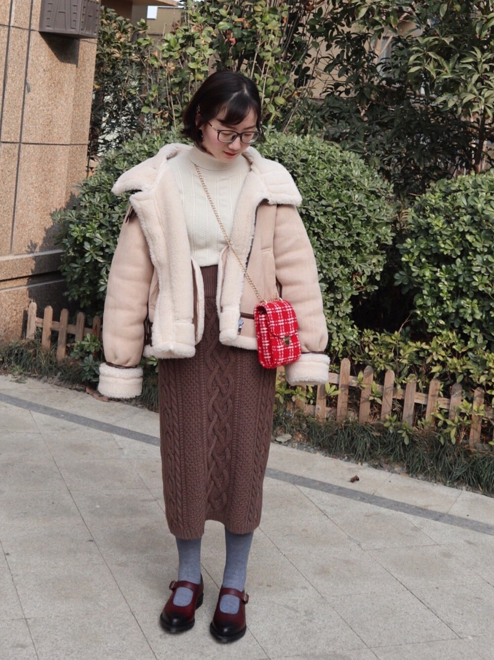 「Dr.Martens、who's who chico、Crisp、casselini」｜「CrispのフェイクムートンB-3ジャケット（ムートンコート、ベージュ系）」を使った、么么酱～さん（レディース・158cm）の冬コーディネートの1枚目の写真