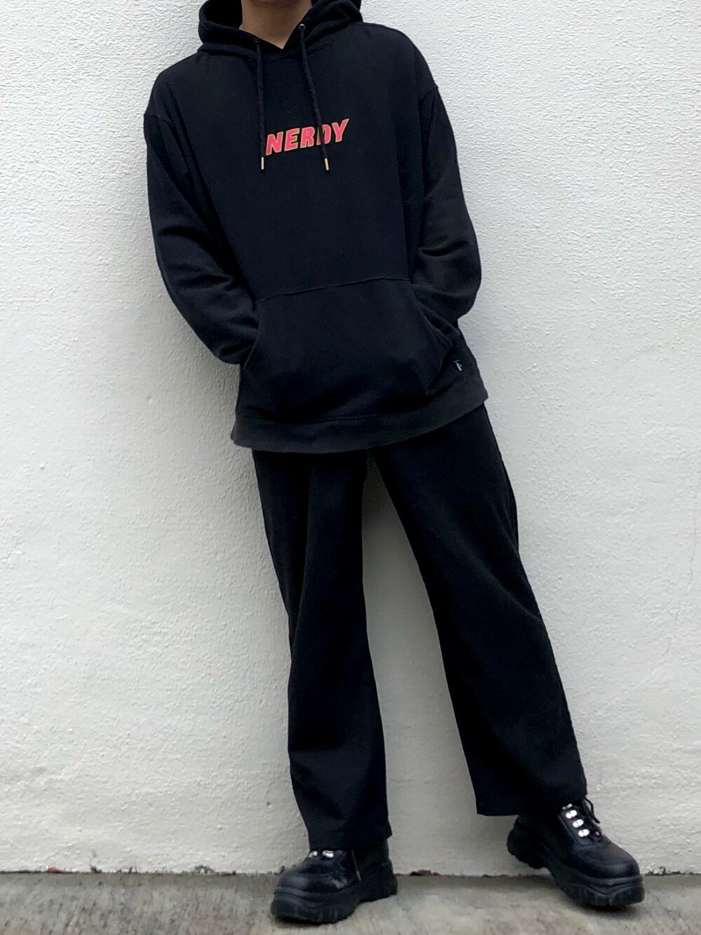 「ビッグシルエット、ブラックコーデ、パーカー、ワイドパンツ、お洒落さんとつながりたい、ストリート、韓国ファッション、いいね、save、フォローお願いします🤑、フォローミー、フォロー返します」｜「NERDYのアイテム（パーカー、ブラック系）」を使った、tesooooooさん（メンズ・174cm）の春コーディネートの1枚目の写真