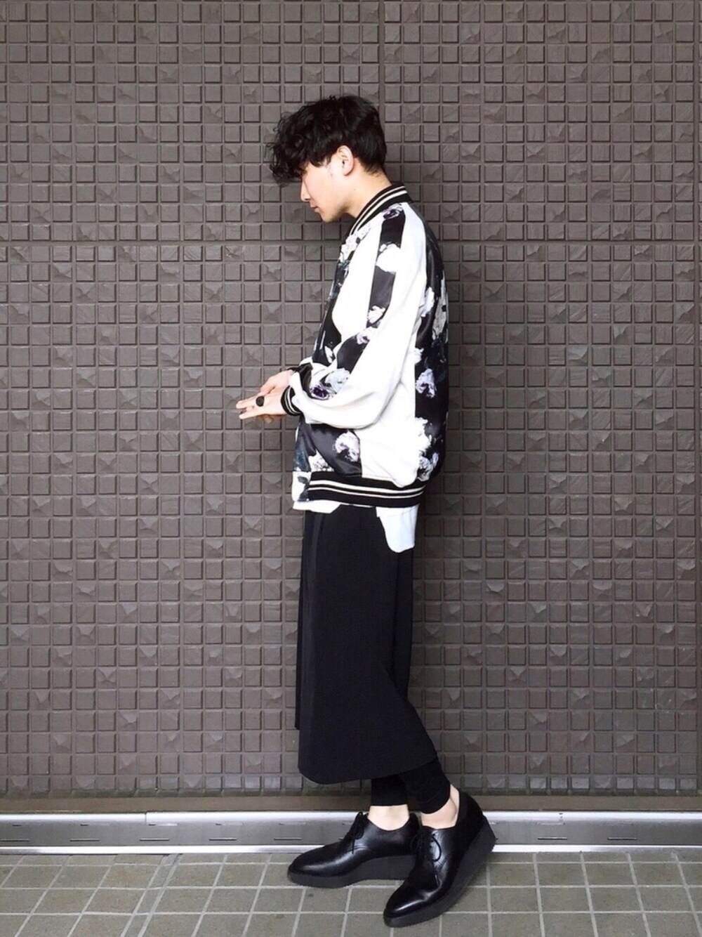 ブルー系のジャケット/アウター、ブルー系のその他パンツ、ホワイト系のタンクトップを着用したメンズの春コーディネートの1枚目の写真
