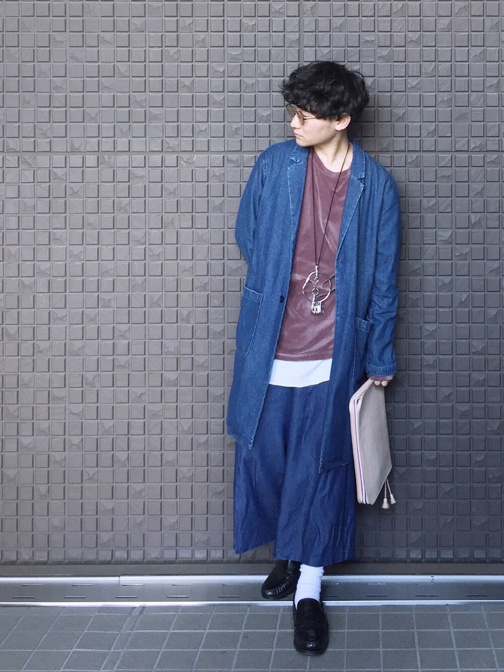 ブルー系のステンカラーコート、ブルー系のその他パンツ、ピンク系のTシャツ/カットソーを着用したメンズの春コーディネートの1枚目の写真