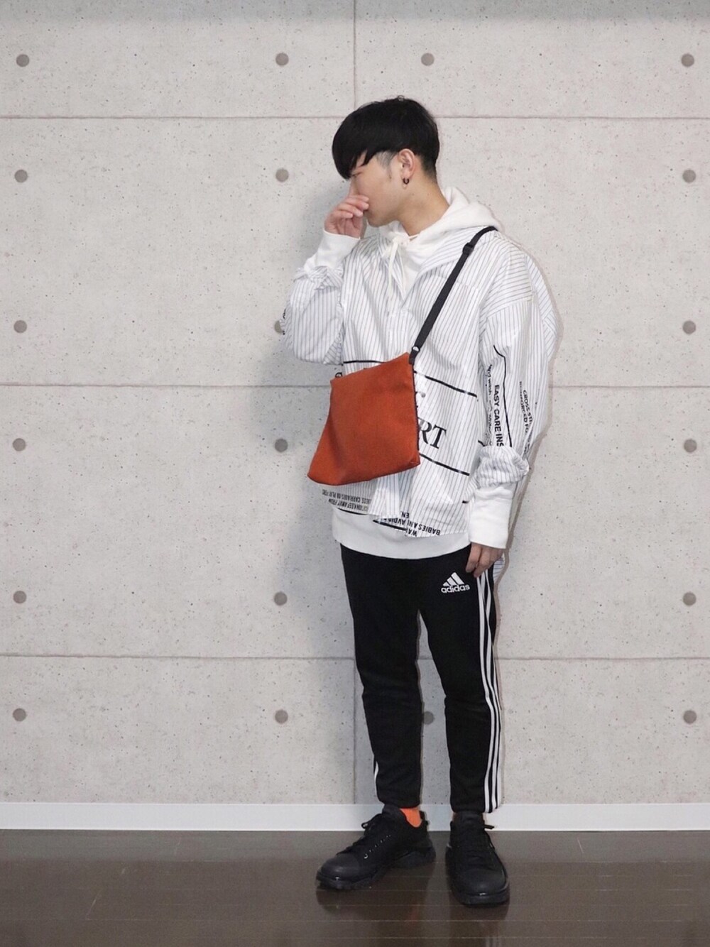 ホワイト系のシャツ/ブラウス、ホワイト系のパーカー、オレンジ系のショルダーバッグを着用したメンズの春コーディネートの1枚目の写真