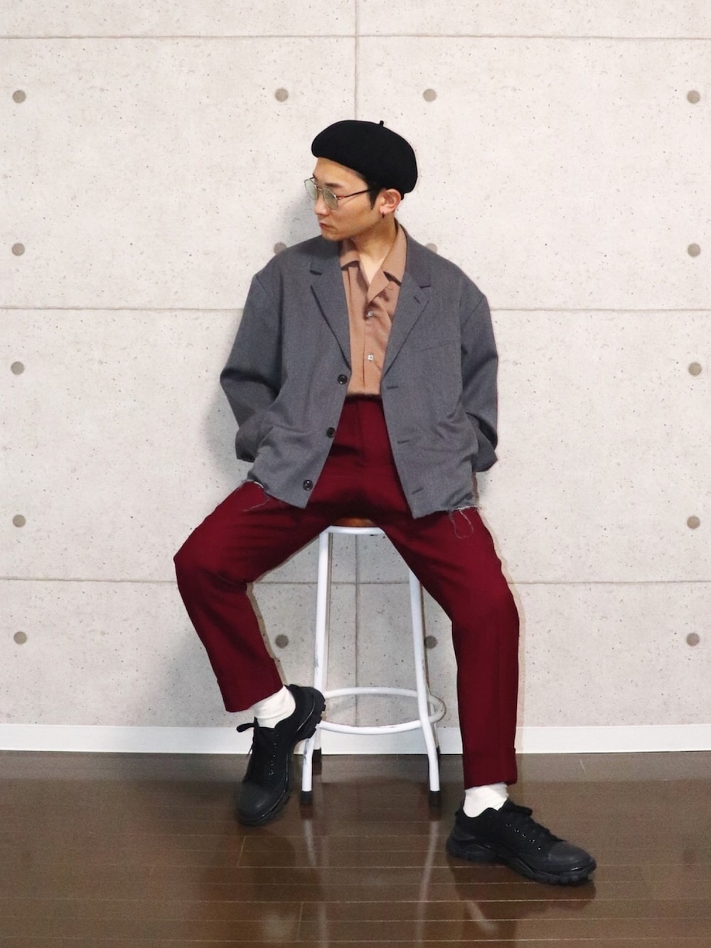 「オシャレパッソ、秋、ベレー帽、ベレー帽×メガネ、オープンカラーシャツ、ジャケット、テーラードジャケット、ワインレッド、サングラス、ホワイトソックス」｜「BOINAS ELOSEGUIのBOINAS ELOSEGUI ボイナス・エロセギ / ベレー帽 DAME LINING（ハンチング/ベレー帽、ブラック系）」を使った、心さん（メンズ・164cm）の秋コーディネートの1枚目の写真