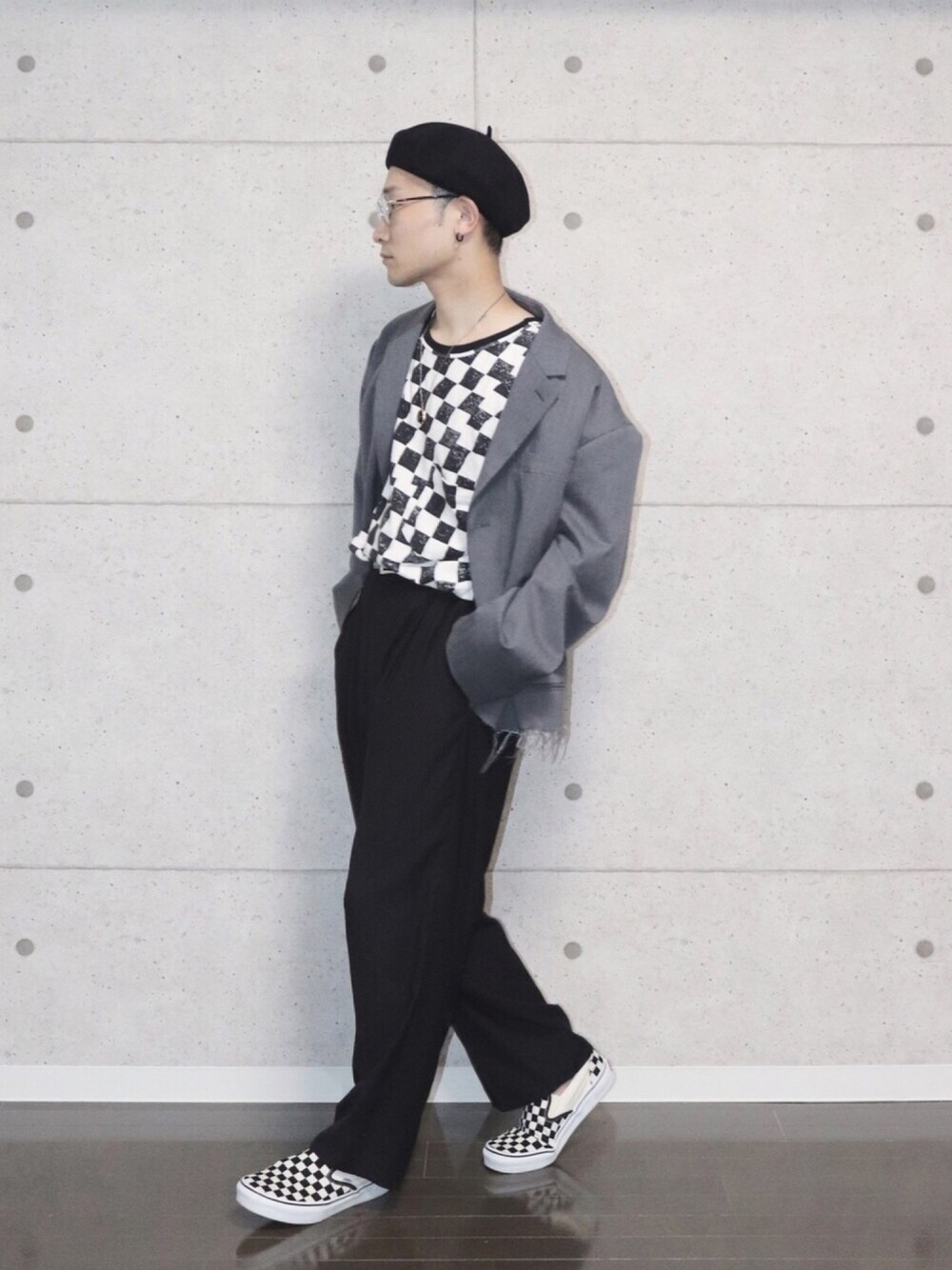 その他のTシャツ/カットソー、グレー系のテーラードジャケット、ブラック系のスラックスを着用したメンズの秋コーディネートの1枚目の写真