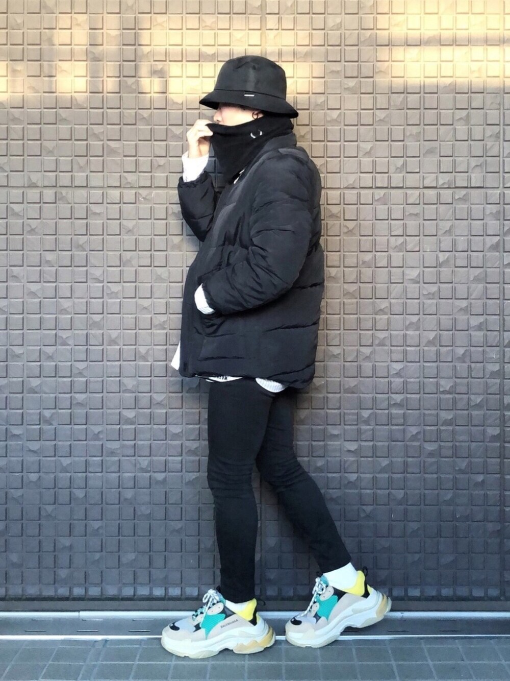 ブラック系のデニムパンツ、ホワイト系のシャツ/ブラウス、その他のスニーカーを着用したメンズの冬コーディネートの1枚目の写真