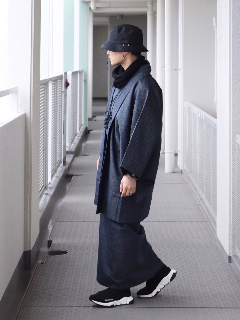 ブラック系のスニーカー、ブルー系の浴衣、ブラック系の和装小物を着用したメンズの冬コーディネートの1枚目の写真