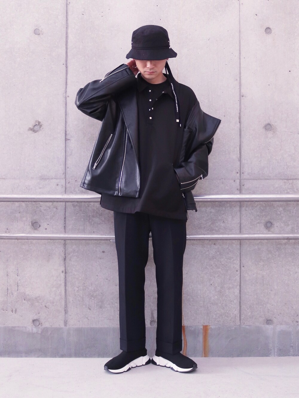 ブラック系のシャツ/ブラウス、ブラック系のライダースジャケット、ブラック系のTシャツ/カットソーを着用したメンズの冬コーディネートの1枚目の写真