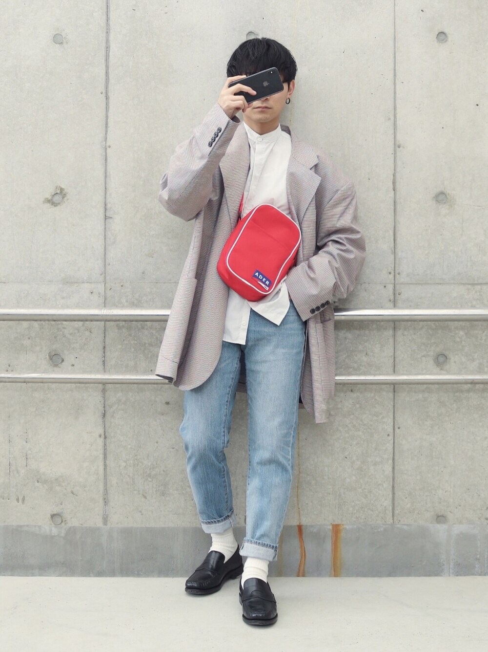 レッド系のショルダーバッグ、ベージュ系のテーラードジャケット、ホワイト系のシャツ/ブラウスを着用したメンズの春コーディネートの1枚目の写真