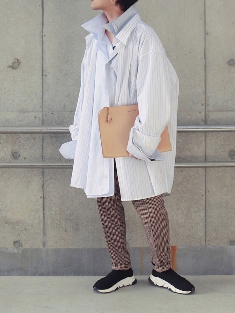 ホワイト系のシャツ/ブラウス、ベージュ系のクラッチバッグ、ベージュ系のスラックスを着用したメンズの春コーディネートの1枚目の写真