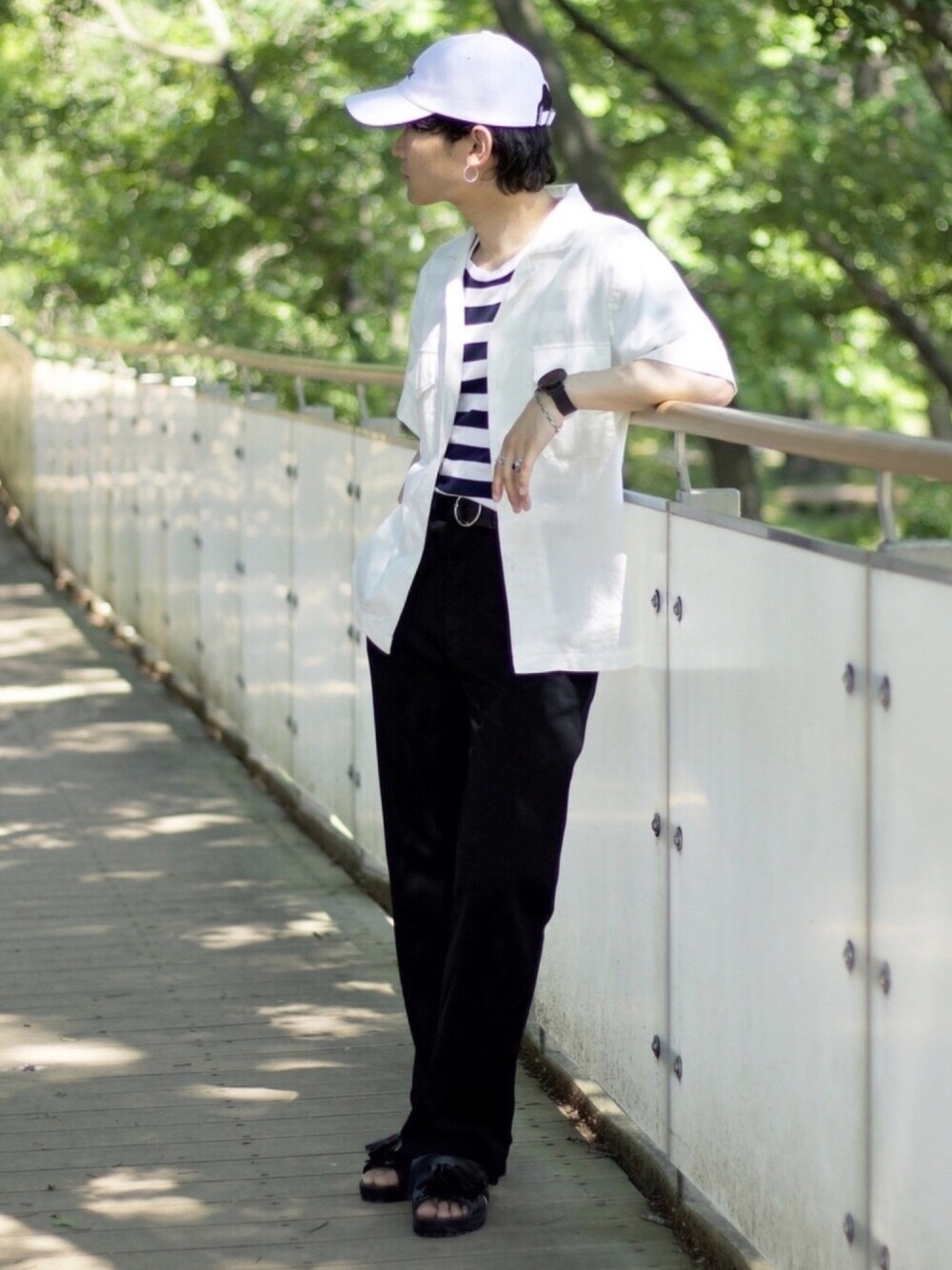 ホワイト系のシャツ/ブラウス、その他のTシャツ/カットソー、ブラック系のパンツを着用したメンズの春コーディネートの1枚目の写真