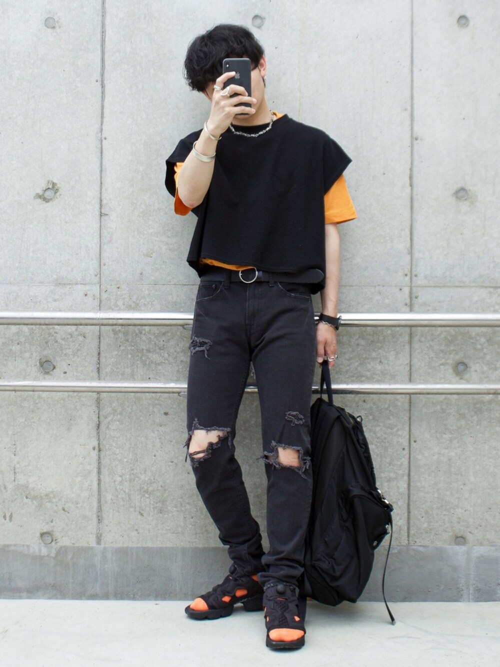 ブラック系のTシャツ/カットソー、ブラック系のデニムパンツ、ブラック系のサンダルを着用したメンズの春コーディネートの1枚目の写真