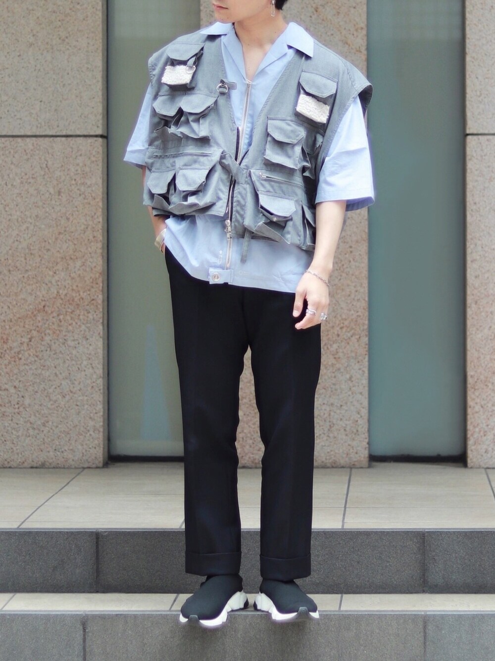 ブラック系のチノパンツ、ブラック系のスニーカー、ブルー系のシャツ/ブラウスを着用したメンズの夏コーディネートの1枚目の写真