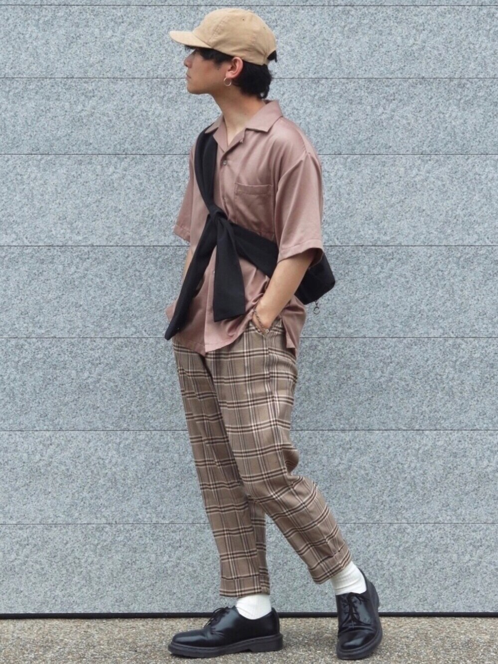 ブラウン系のその他パンツ、ブラック系のブーツ、ピンク系のシャツ/ブラウスを着用したメンズの秋コーディネートの1枚目の写真