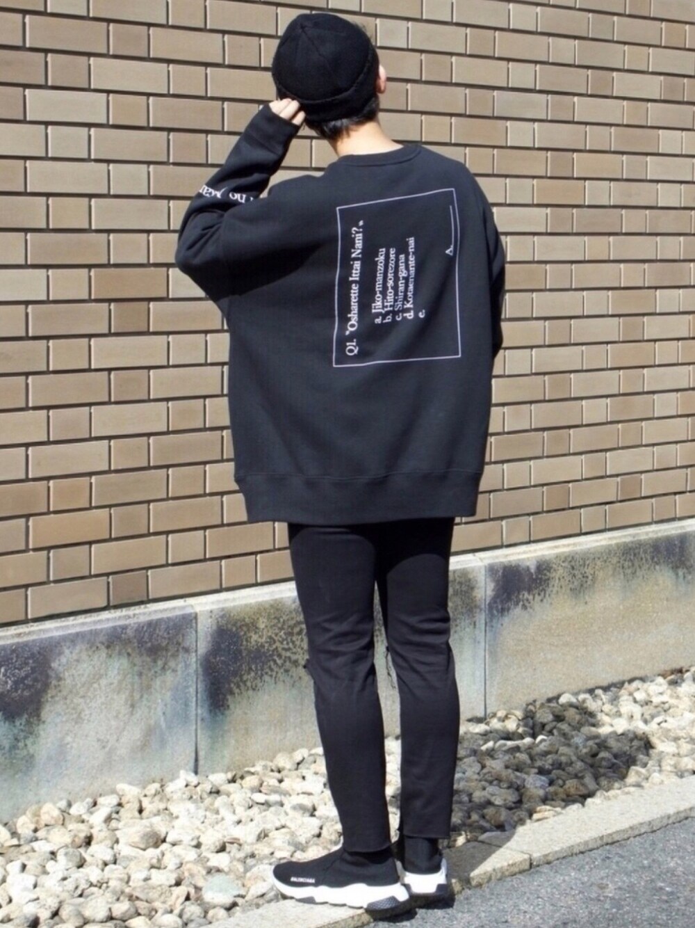 ブラック系のデニムパンツ、ブラック系のスニーカー、ブラック系のスウェットを着用したメンズの秋コーディネートの1枚目の写真