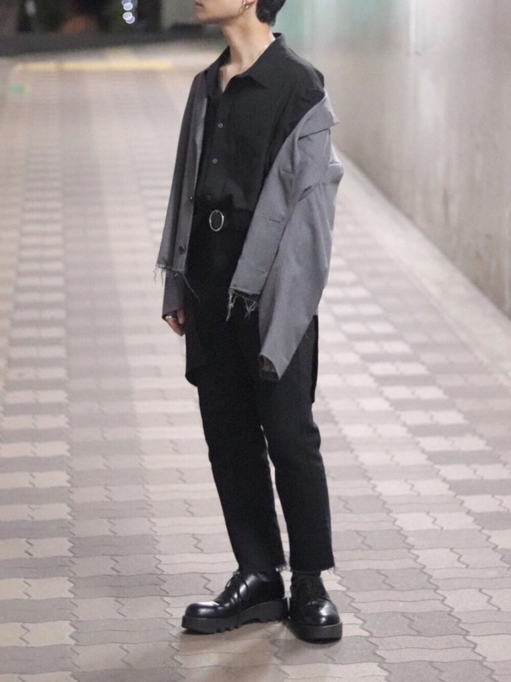 ブラック系のシャツ/ブラウス、ブラック系のデニムパンツ、ブラック系のシューズを着用したメンズの秋コーディネートの1枚目の写真