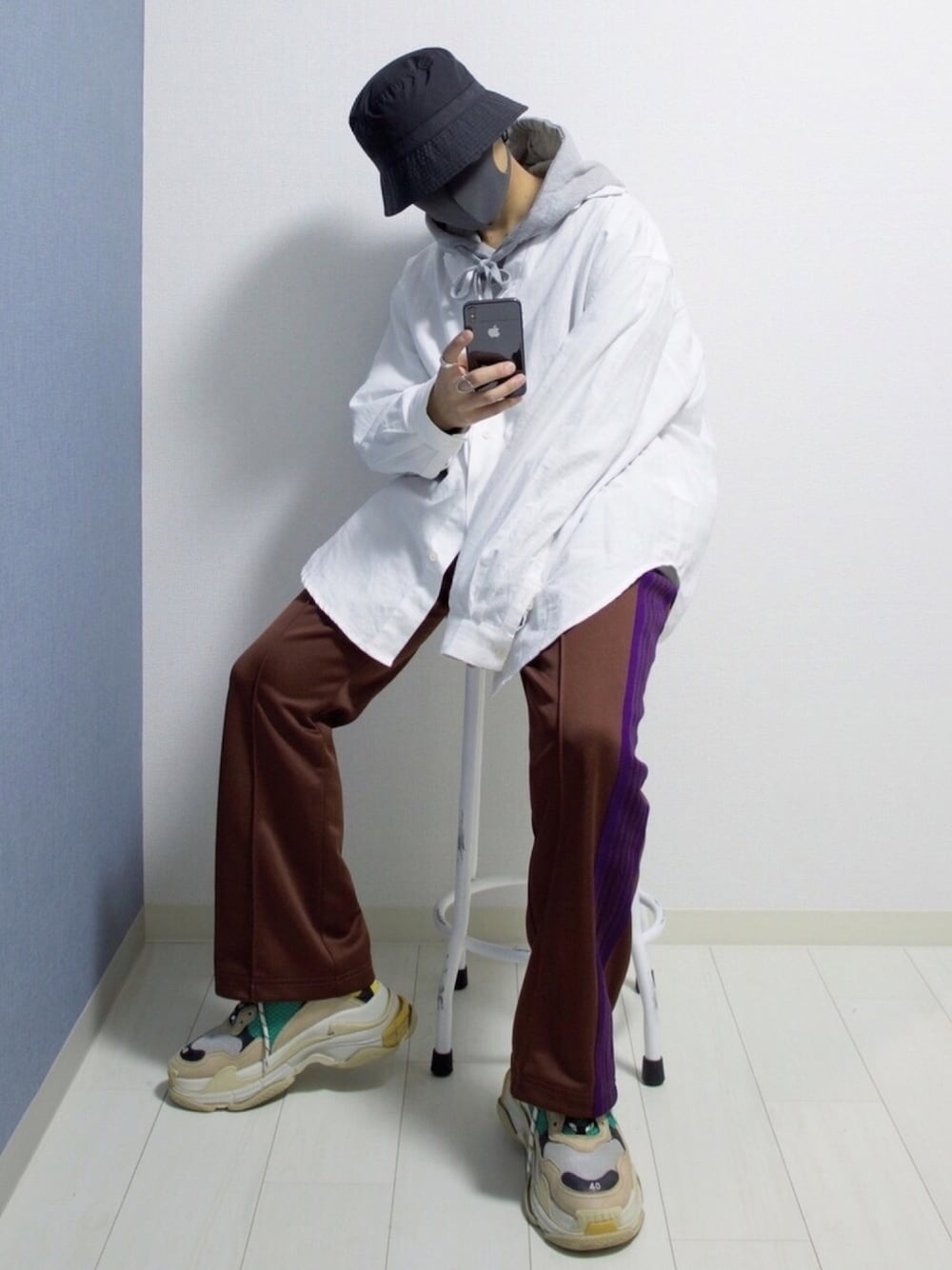 「秋のコーデ、ビッグシルエット、ビッグシャツ、パーカー、パーカー グレー、フレアパンツ、トラックパンツ、スニーカー、低身長、shiyoh」｜「YARD PLUSのYARD PLUS スリットロングシャツ（シャツ/ブラウス、ベージュ系）」を使った、心さん（メンズ・164cm）の秋コーディネートの1枚目の写真